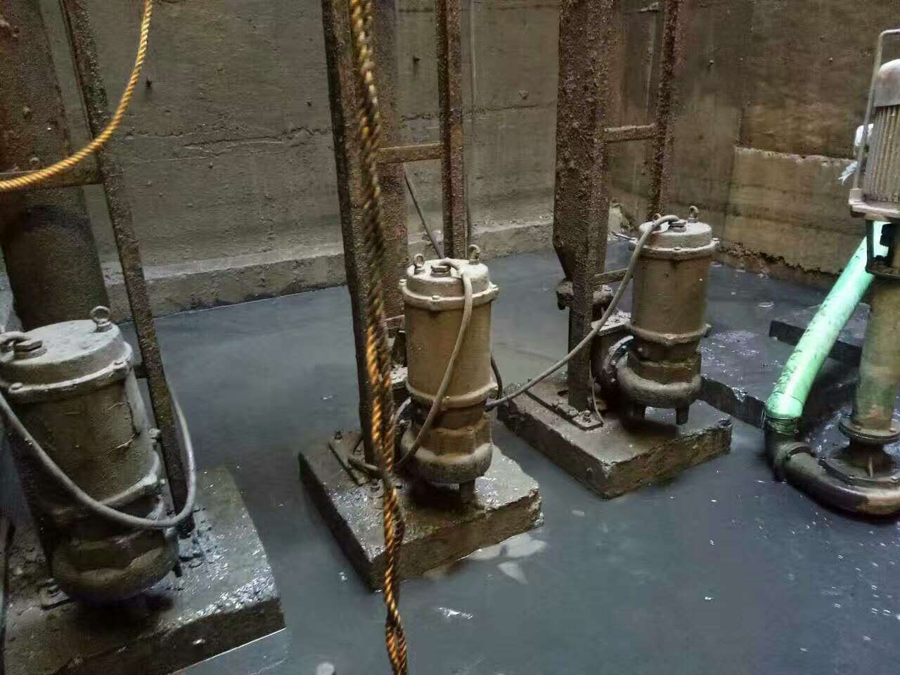 确山污水池清理