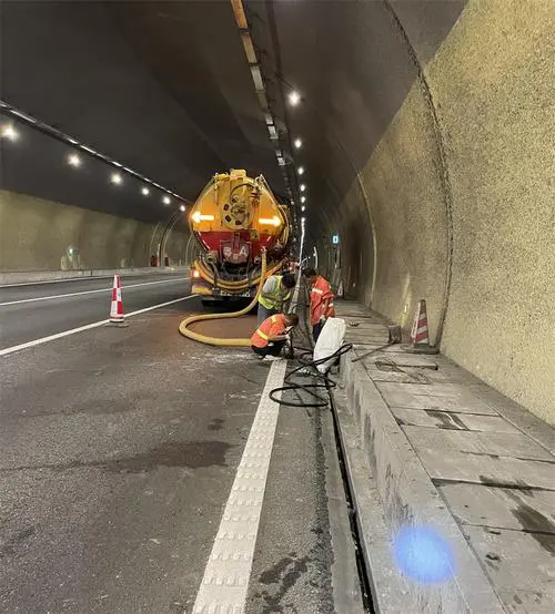 确山隧道排水渠清淤